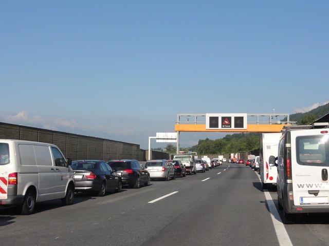 Die richtig gebildete Rettungsgasse erleichtert den Einsatzfahrzeugen das Durchkommen ungemein.