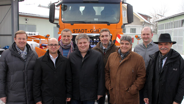 Treten gemeinsam für die Optimierung der Abläufe im Städtischen Wirtschaftshof ein (von links): Bauamtsleiter Ing. Franz Höllrigl, Bürgermeister Andreas Beer, MA, Stadtrat Martin Preis, Stadtamtsdirektor Horst Weilguni, Mag. Martin Wosner, Personalvertreter Thomas Emetsberger, Leiter des Wirtschaftshofes Thomas Votava und Stadtrat Hubert Hauer.