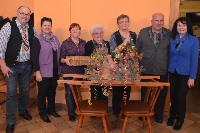 (li.) Bezirksobmann Anton Baierl, BGM Philippine Hierzer (Labuch), Kassierin Gertraud Nagl, Obfrau Theresia Rath, Maria Millisits, Heinrich Millisits und BGM Rosemarie Taferl (Ungerdorf)