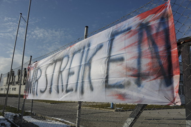 Die Streik-Transparente verschwinden wieder. Die KBA-Mitarbeiter arbeiten nun wieder.