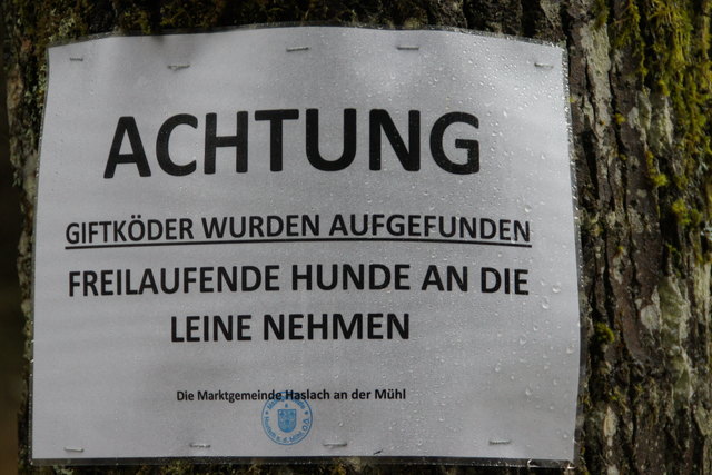 Mit Hinweisschildern warnt die Gemeinde Hundebesitzer vor dem " Hundeqäuler".