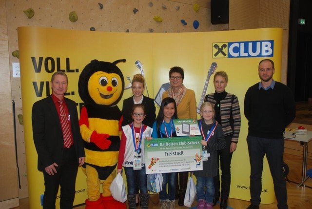 Das Siegerteam der Volksschule Rainbach mit Betreuern, Sponsoren und Partnern der Schülerolympiade.