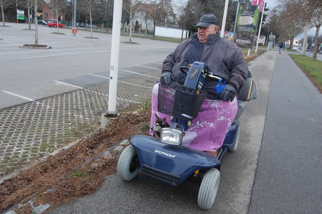 Diese Böschung stürzte Peter Asmus mit seinem Scooter runter und verletzte sich schwer.