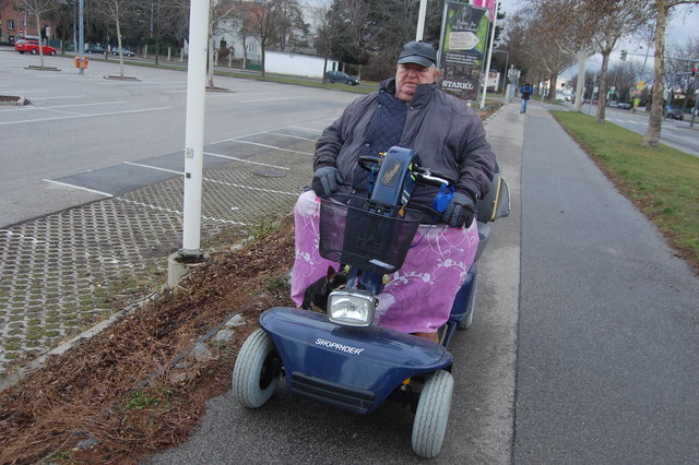 Diese Böschung stürzte Peter Asmus mit seinem Scooter runter und verletzte sich schwer.