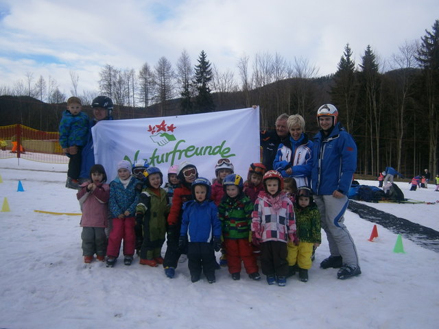 Mit Begeisterung dabei: KRIECHBAUMER Fabian, LUMPLECKER Leticia,  FEHRINGER Sara, RAAB Laura und Sophie, BILL Emilia, BILL Elia, WAGNER Fabio, WEGERER Hanna, HAIDER Elina, BÜRBAUMER Elias, MÜLLER Stefanie, MÜLLER Sebastian, FISCHBÖCK Julia, FRIEDLBINDER Elias und das Skilehrerteam Heike Matejka, Lukas Tiefenböck, Josef Klaffner und Peter Gasser. | Foto: Naturfreunde