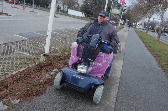 Diese Böschung stürzte Peter Asmus mit seinem Scooter runter und verletzte sich schwer.