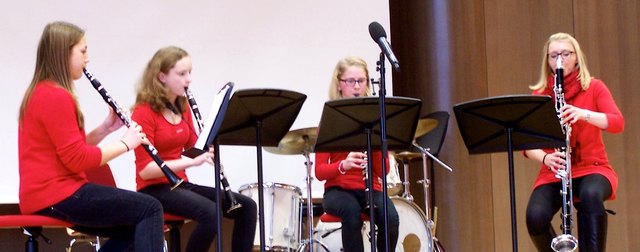 Das Ensemble B.L.O.N.D. ("Besonders Lustige Overcoole Nette Damen") der LMS St. Georgen. | Foto: Strohbach
