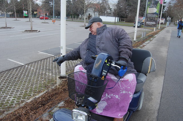 Diese Böschung stürzte Peter Asmus mit seinem Scooter runter und verletzte sich schwer.