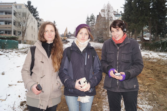 Evelyn Gattringer, Denise Weber und Elisabeth Kopp von der Wildtierhilfe Wien am abgeholzten Grundstück.