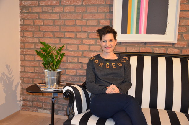 Kata Klementz: "Wir wollten, dass das hier auch wie eine Galerie funktioniert. Die Räume und Einrichtungsgegenstände haben wir mit Hilfe junger Künstler hergerichtet. Dann haben wir für sie Ausstellungen organsiert. Das war der Beginn unseres Kunstförderprojekts."