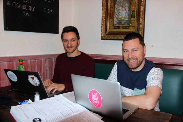 Büro-Session im Charlie P´s: Markus Blahus, zuständig für Marketing und Events mit seinem Chef Bryan Patton
