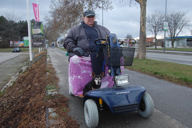 Diese Böschung stürzte Peter Asmus mit seinem Scooter runter und verletzte sich schwer.