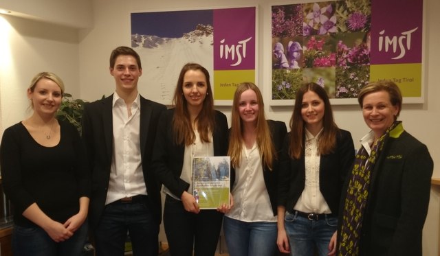 Sarah Raggl mit den Schülern Florian Neurauter, Simone Venier, Viktoria Perktold, Sabrina Sonnweber, sowie Projektbetreuerin Claudia Franzoi. | Foto: Privat