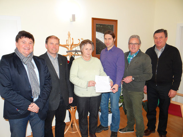V. l.: Heribert Harb, Pfarrer Anton Herk-Pickl, Mathilde Hörl (Projekt Nationentreff), Rudi Brandtner, Werner Kuttner (Lions-Club Weiz), Bürgermeister Franz Rosenberger. | Foto: KK