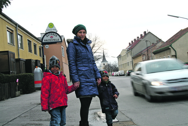 Raser gefährden Kinder, sagt Marion Brandner, hier mit Daniel und David.