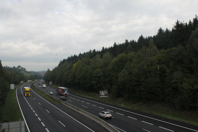 Der Wald bleibt. Nach Protesten der Krenglbacher baut die Asfinag an der A8 nun doch keinen weiteren Lkw-Parkplatz.
