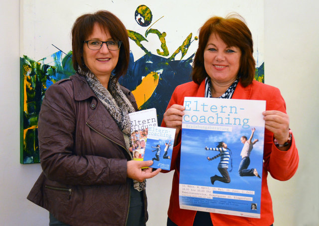 Familienreferentin Stadträtin Mag. Andrea Wulz und Mag. Daniela Obiltschnig, Leiterin des Familienservice, präsentieren das neue Elternbildungsprogramm
