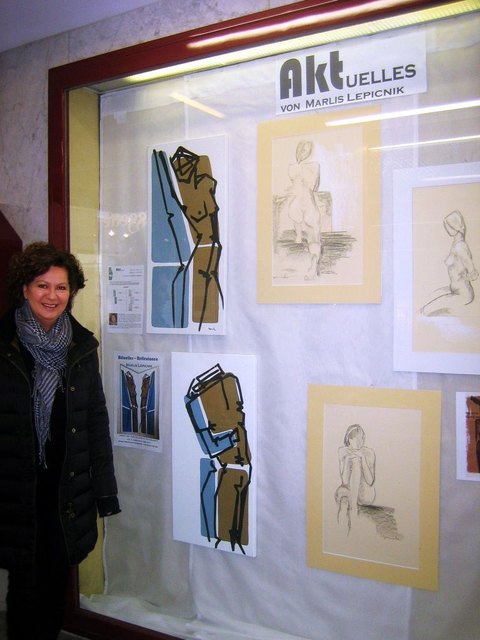 Marlis Lepicnik freut sich über ihr neues Schaufenster zur Kunst mit Exponaten und Informationen über ihre laufenden Ausstellungen und Aktivitäten