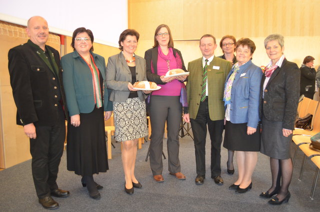 Feierten gemeinsam den 20. Frauentag: Rudolfine Praßl (r.) und Anna Kandlbauer (2.v.l.) mit Ehrengästen.