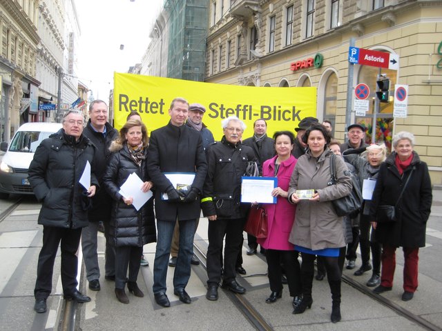 Bezirksvorsteherin Mickel-Göttfert (vorne rechts) mit Josefstädter Bürgern: "Die Verbauung lassen wir uns nicht gefallen!"