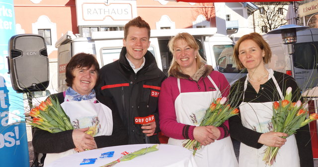 Moderator Tobias Pötzelsberger und die Bladlköchinnen