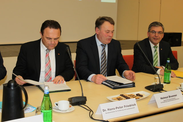 Bundesminister für Ernährung und Landwirtschaft Hans-Peter Friedrich (BRD), Bayrischer Staatsminister für Ernährung, Landwirtschaft und Forsten Helmut Brunner (Freistaat Bayern) und Landesrat Josef Schwaiger (Salzburg) bei der politischen Konferenz zur Zukunft der BIO-Landwirtschaft. | Foto: LMZ/Franz Wieser