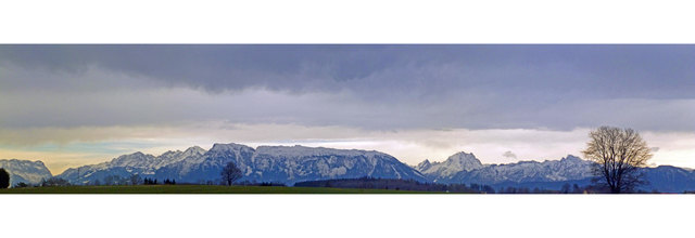 Tennengebirge, Hagengebirge, Göllmassiv, Untersberg, Watzmann, Lattengebirge und Hochkalter zeigt diese Panoramaaufnahme vom Standort Maria Bühel.