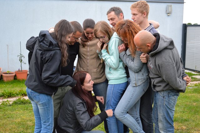 Bei gruppendynamischen Übungen lernt man sich und andere besser kennen.