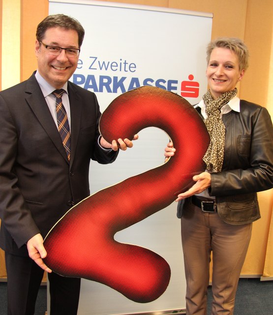 Gernot Stichhaller (Ombudsstelle Kärntner Sparkasse) übergibt die Leitung der "Zweite Sparkasse Kärnten" an Elisabeth Starzacher | Foto: Kärntner Sparkasse