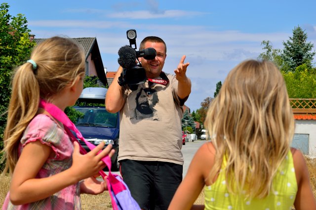 Vor der Kamera gehen besonders Kinder gern aus sich heraus.