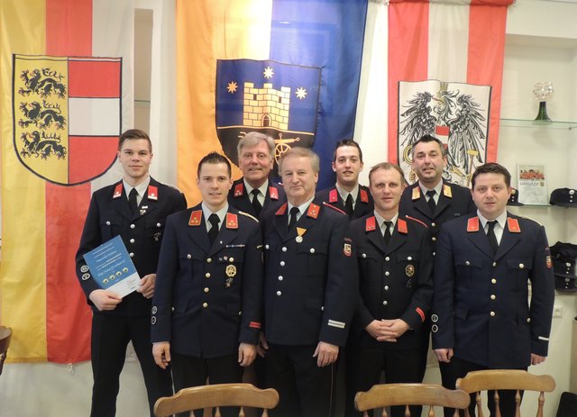 P. Skubel, L. Plesiutschnig, R. Hartl, E. Tschreschnig (vorne, v. li.), D. Borstner, G. Visotschnig, K. Gräßl, A. Brezovnik (hinten, v. li.) | Foto: KK