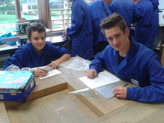 Stefan und Lukas beim Planen ihres Werkstücks - Briefhalter aus Aluminium.