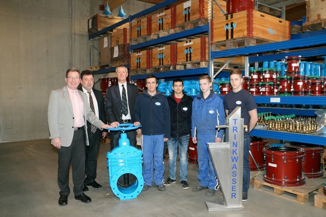 Obmann Bgm. Ing. Gerhard Zapfl, 1. Obmannstellvertreter Bgm. Josef Tschida, Geschäftsführer Mag. Klaus Sauer und vier Lehrlinge des WLV | Foto: WLV