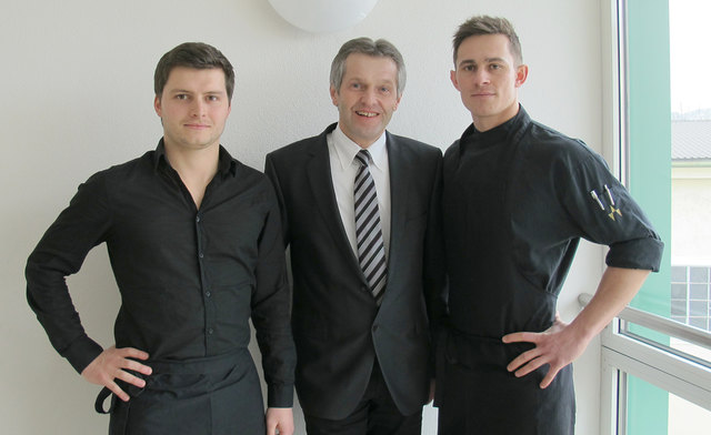Die neuen Pächter des Fischerhäusl Peter Thalhamer (links) und Dominic Grünwald (rechts) mit Josef Paukenhaider (Mitte) von der Brau Union. | Foto: Brau Union