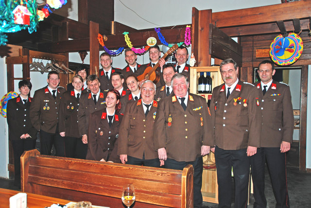 Kommandant Erich Muck, Stellvertreter Thomas Kaltenecker, Ehrenkommandant Adolf Rankl, Abschnittskommandant Josef Drexler mit einigen Mitgliedern der Feuerwehr Gaaden | Foto: FF Gaaden