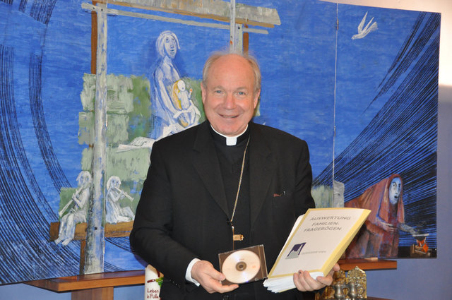 Kardinal Christoph Schönborn überreichte die Auswertung der Fragebögen persönlich im Vatikan.Foto: Ngo Van-Wagner