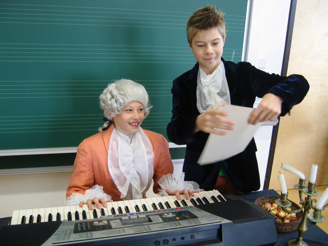 Die Schüler der 1b bei der Mozart Aufführung.