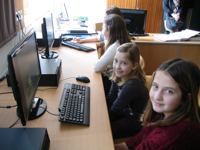 Anja (2b) mit einem VS-Kind im Informatik-Raum.