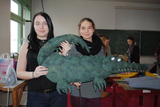 Vicky L. (li.) und Melanie W. halten stolz die Hauptfigur des Puppenstücks "Das Krokodil und die mutige Maus" in die Kamera. | Foto: Franziska Bukowsky