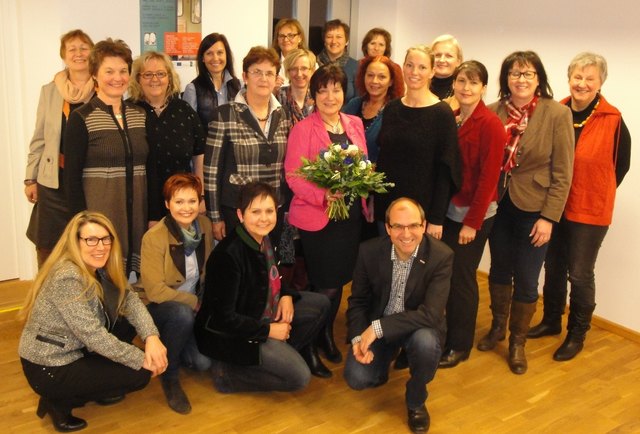 Bezirksvorsitzende Gerlinde Hutter und Regionalstellenleiter Andreas Schlemmer mit den FiW-Obfrauen und Stellvertreterinnen bei der diesjährigen Bezirksausschuss-Sitzung in Birkfeld.