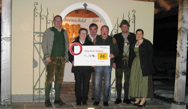 V.l.: Ballorganisator Hannes Mühlbauer, Helene Rathgeb,
Herbert Egger, Alfred Rathgeb, Josef und Janine Schnitzhofer.