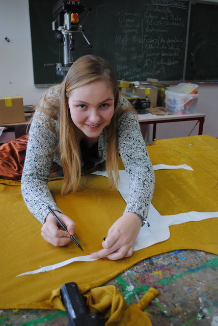 Lilly R. schneidert das Fell für ihre Antilope nach einer selbst gebastelten Schnittvorlage aus. | Foto: Franziska Bukowsky