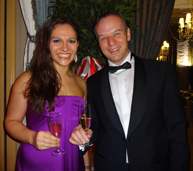 EU-Konsulent Dr. Johannes Ausserladscheiter mit Sängerin Alexandra Caró.