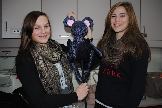 Pia K. (li.) und Lisa O. haben die Heldin der Geschichte "Das Krokodil und die mutige Maus" gebastelt. | Foto: Franziska Bukowsky