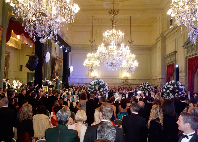 Der herrliche Ballsaal Concert Noble in Brüssel erstrahlte in rot-weiss-rot und wurde in Wiener Walzerklänge gehüllt: Opernball im EU-Format!