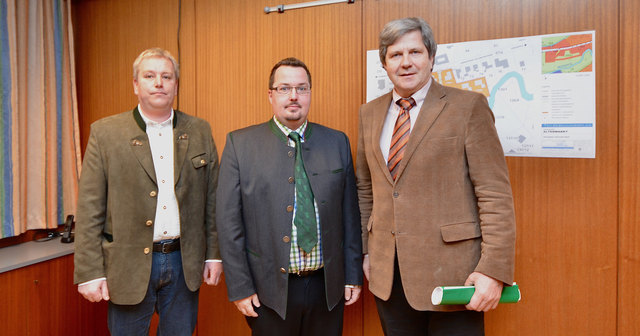 Angelobung in Altenmarkt: Vizebgm. Manfred Hartl, Bgm. Christian Sommerbauer, BH Max Wiesenhofer (v.l.). | Foto: KK
