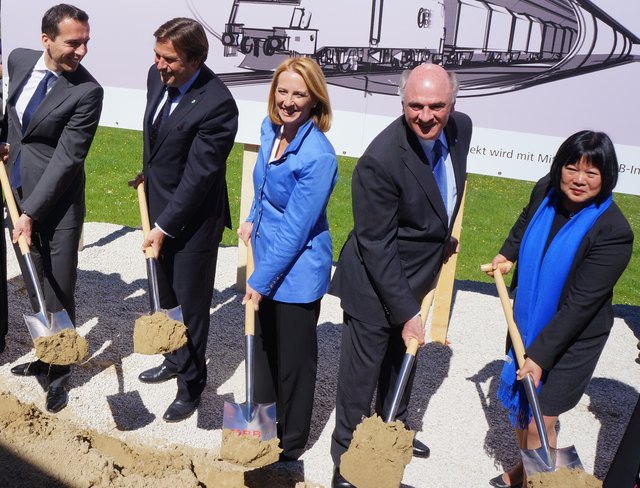 Politik und Bahn beim Spatenstich vor zwei Jahren in Gloggnitz für das Großprojekt SBT neu. | Foto: heivei