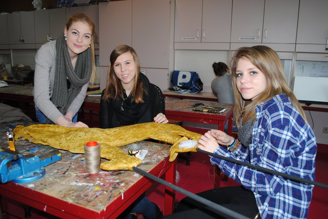 Lorena K, Natalie W. und Klara O. (von links) basteln den Löwen der Urwaldmenagerie: "Der muss besonders schön werden", lacht Klara, "weil ich ihn auch spreche!" | Foto: Franziska Bukowsky