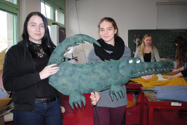 Vicky L. (li.) und Melanie W. halten stolz die Hauptfigur des Puppenstücks "Das Krokodil und die mutige Maus" in die Kamera. | Foto: Franziska Bukowsky