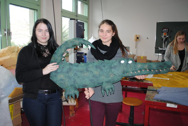 Vicky L. (li.) und Melanie W. halten stolz die Hauptfigur des Puppenstücks "Das Krokodil und die mutige Maus" in die Kamera. | Foto: Franziska Bukowsky
